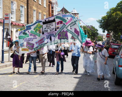 Sheerness, Kent, UK. 28 juillet, 2018. Un défilé pour célébrer 100 ans de l'égalité du droit de vote des femmes a eu lieu le long de Sheerness high street dans le Kent aujourd'hui à 12h00 dans le cadre de la promenade de Sheppey Arts Festival. Credit : James Bell/Alamy Live News Banque D'Images