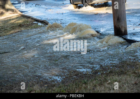 L'Essex, Royaume-Uni. 28 juillet 2018 Brentwood Essex, une rafale d'eau principale à Brentwood Essex provoque Inondations et routes chaos, député local Alex Burghart visite les lieux pour fournir une assistance. Banque D'Images