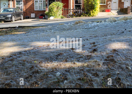 L'Essex, Royaume-Uni. 28 juillet 2018 Brentwood Essex, une rafale d'eau principale à Brentwood Essex provoque Inondations et routes chaos, député local Alex Burghart visite les lieux pour fournir une assistance. Ian Davidson Crédit/Alamy Live News Banque D'Images