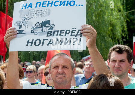 Tambov, Région de Tambov, en Russie. 28 juillet, 2018. Le 28 juillet 2018 dans de nombreuses villes de Russie a eu lieu le tout-Fédération de protestation contre la réforme des pensions (augmentation de l'âge de la retraite). Dans la ville de Tambov la réunion était organisée par la direction générale de Tambov du parti communiste. Environ 1000 personnes ont participé à la protestation. L'inscription sur l'affiche : ''refatigué.l'avant avec leurs pieds ? Crédit : Alexey Sukhorukov/ZUMA/Alamy Fil Live News Banque D'Images