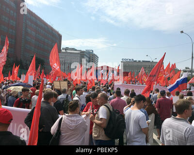 Moscou, Russie. 28 juillet, 2018. Les participants d'une manifestation contre la réforme des retraites à pied à travers la ville avec des drapeaux et bannières. Crédit : Thomas Körbel/dpa/Alamy Live News Banque D'Images