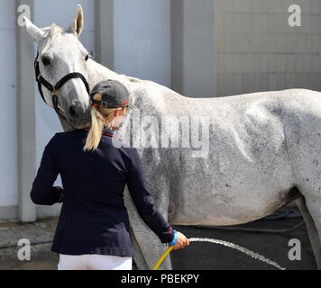 Berlin, Allemagne. 28 juillet 2018. Sports Equestres/Saut : Global Champions Tour (Petit Tour), Luna Marie Schweiger et Tikeur après avoir sauté dans l'écurie. Ils se retrouvent dans la deuxième place. Photo : Jens Kalaene Zentralbild-/dpa/dpa dpa : Crédit photo alliance/Alamy Live News Crédit : afp photo alliance/Alamy Live News Crédit : afp photo alliance/Alamy Live News Banque D'Images