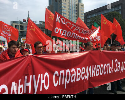 Moscou, Russie. 28 juillet, 2018. Les participants d'une manifestation contre la réforme des retraites à pied à travers la ville avec des drapeaux et bannières. Crédit : Thomas Körbel/dpa/Alamy Live News Banque D'Images