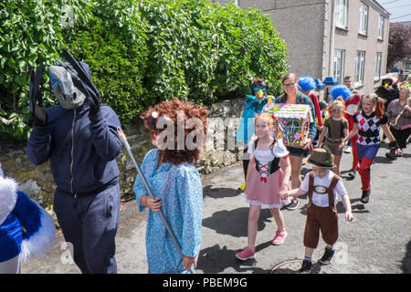 Pays de Galles, Royaume-Uni. 28 juillet 2018. Llansaint Carnival.grand défilé de carnaval.event.Village Carmarthenshire, Pays de Galles, Royaume-Uni Événement annuel organisé en juillet. Parade a eu lieu sous le soleil,qu'éviter les très lourdes averses de pluie qui est tombée quelques minutes avant.L'événement a eu la musique de fanfare locale, Crwbin et fancy dress les participants comprenaient 'Rocket' homme masqué,Kim Jong-Un, le dirigeant nord-coréen. Crédit : Paul Quayle/Alamy Live News Banque D'Images