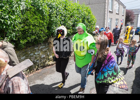 Pays de Galles, Royaume-Uni. 28 juillet 2018. Llansaint Carnival.grand défilé de carnaval.event.Village Carmarthenshire, Pays de Galles, Royaume-Uni Événement annuel organisé en juillet. Parade a eu lieu sous le soleil,qu'éviter les très lourdes averses de pluie qui est tombée quelques minutes avant.L'événement a eu la musique de fanfare locale, Crwbin et fancy dress les participants comprenaient 'Rocket' homme masqué,Kim Jong-Un, le dirigeant nord-coréen. Crédit : Paul Quayle/Alamy Live News Banque D'Images