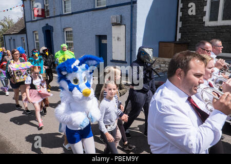 Pays de Galles, Royaume-Uni. 28 juillet 2018. Llansaint Carnival.grand défilé de carnaval.event.Village Carmarthenshire, Pays de Galles, Royaume-Uni Événement annuel organisé en juillet. Parade a eu lieu sous le soleil,qu'éviter les très lourdes averses de pluie qui est tombée quelques minutes avant.L'événement a eu la musique de fanfare locale, Crwbin et fancy dress les participants comprenaient 'Rocket' homme masqué,Kim Jong-Un, le dirigeant nord-coréen. Crédit : Paul Quayle/Alamy Live News Banque D'Images