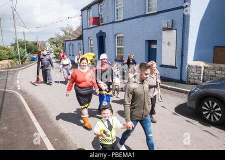 Pays de Galles, Royaume-Uni. 28 juillet 2018. Llansaint Carnival.grand défilé de carnaval.event.Village Carmarthenshire, Pays de Galles, Royaume-Uni Événement annuel organisé en juillet. Parade a eu lieu sous le soleil,qu'éviter les très lourdes averses de pluie qui est tombée quelques minutes avant.L'événement a eu la musique de fanfare locale, Crwbin et fancy dress les participants comprenaient 'Rocket' homme masqué,Kim Jong-Un, le dirigeant nord-coréen. Crédit : Paul Quayle/Alamy Live News Banque D'Images