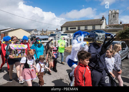 Pays de Galles, Royaume-Uni. 28 juillet 2018. Llansaint Carnival.grand défilé de carnaval.event.Village Carmarthenshire, Pays de Galles, Royaume-Uni Événement annuel organisé en juillet. Parade a eu lieu sous le soleil,qu'éviter les très lourdes averses de pluie qui est tombée quelques minutes avant.L'événement a eu la musique de fanfare locale, Crwbin et fancy dress les participants comprenaient 'Rocket' homme masqué,Kim Jong-Un, le dirigeant nord-coréen. Crédit : Paul Quayle/Alamy Live News Banque D'Images