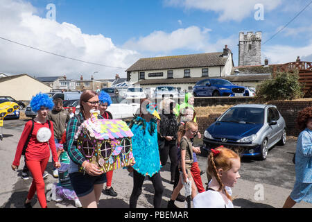 Pays de Galles, Royaume-Uni. 28 juillet 2018. Llansaint Carnival.grand défilé de carnaval.event.Village Carmarthenshire, Pays de Galles, Royaume-Uni Événement annuel organisé en juillet. Parade a eu lieu sous le soleil,qu'éviter les très lourdes averses de pluie qui est tombée quelques minutes avant.L'événement a eu la musique de fanfare locale, Crwbin et fancy dress les participants comprenaient 'Rocket' homme masqué,Kim Jong-Un, le dirigeant nord-coréen. Crédit : Paul Quayle/Alamy Live News Banque D'Images