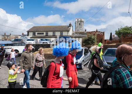 Pays de Galles, Royaume-Uni. 28 juillet 2018. Llansaint Carnival.grand défilé de carnaval.event.Village Carmarthenshire, Pays de Galles, Royaume-Uni Événement annuel organisé en juillet. Parade a eu lieu sous le soleil,qu'éviter les très lourdes averses de pluie qui est tombée quelques minutes avant.L'événement a eu la musique de fanfare locale, Crwbin et fancy dress les participants comprenaient 'Rocket' homme masqué,Kim Jong-Un, le dirigeant nord-coréen. Crédit : Paul Quayle/Alamy Live News Banque D'Images