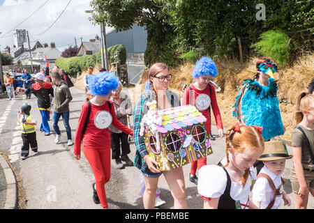 Pays de Galles, Royaume-Uni. 28 juillet 2018. Llansaint Carnival.grand défilé de carnaval.event.Village Carmarthenshire, Pays de Galles, Royaume-Uni Événement annuel organisé en juillet. Parade a eu lieu sous le soleil,qu'éviter les très lourdes averses de pluie qui est tombée quelques minutes avant.L'événement a eu la musique de fanfare locale, Crwbin et fancy dress les participants comprenaient 'Rocket' homme masqué,Kim Jong-Un, le dirigeant nord-coréen. Crédit : Paul Quayle/Alamy Live News Banque D'Images