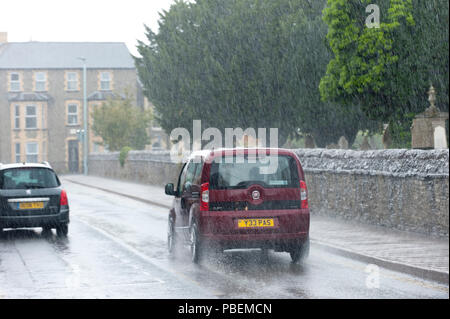 Builth Wells, Powys, au Royaume-Uni. 28 juillet 2018. Le tonnerre, les éclairs et la pluie torrentielle a frappé la ville de marché Mid Wales en Builth Wells Powys, Pays de Galles, Royaume-Uni. © Graham M. Lawrence/Alamy Live News. Banque D'Images