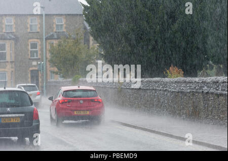 Builth Wells, Powys, au Royaume-Uni. 28 juillet 2018. Le tonnerre, les éclairs et la pluie torrentielle a frappé la ville de marché Mid Wales en Builth Wells Powys, Pays de Galles, Royaume-Uni. © Graham M. Lawrence/Alamy Live News. Banque D'Images