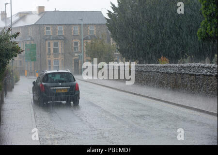 Builth Wells, Powys, au Royaume-Uni. 28 juillet 2018. Le tonnerre, les éclairs et la pluie torrentielle a frappé la ville de marché Mid Wales en Builth Wells Powys, Pays de Galles, Royaume-Uni. © Graham M. Lawrence/Alamy Live News. Banque D'Images