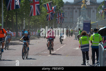 Le Mall, Londres, Royaume-Uni. 28 juillet, 2018. La Prudential Ride Freecycle Londres donne à chacun la chance de voyager à travers le centre de Londres sur une route sans circulation de huit kilomètres, rejoindre la route à tout moment. Credit : Malcolm Park/Alamy Live News. Banque D'Images