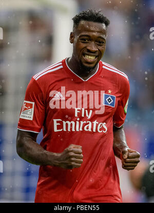 Hambourg, Allemagne. 28 juillet, 2018. Le soccer, test matches : Hamburger SV vs AS Monaco dans le Volksparkstadion. Hambourg, Khaled Narey fête ses 2:0 objectif. Axel Heimken Crédit :/dpa/Alamy Live News Banque D'Images