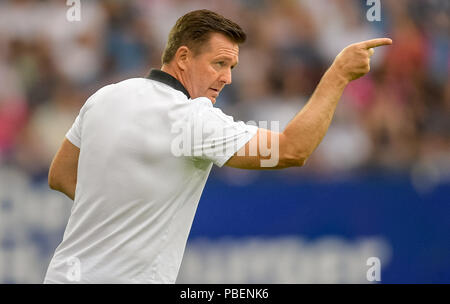 Hambourg, Allemagne. 28 juillet, 2018. Le soccer, test matches : Hamburger SV vs AS Monaco dans le Volksparkstadion. L'entraîneur de Hambourg Christian Titz donne des instructions à son équipe. Axel Heimken Crédit :/dpa/Alamy Live News Banque D'Images