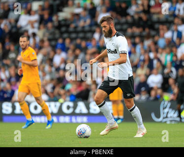 .28e Juillet 2018, Pride Park Stadium, Derby, England ; Pré saison friendly foot, Derby County contre Wolverhampton Wanderers, Joe Ledley de Derby County porte le ballon en milieu de terrain : Action Crédit Plus Sport Images/Alamy Live News Banque D'Images