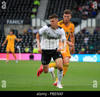 .28e Juillet 2018, Pride Park Stadium, Derby, England ; Pré saison friendly foot, Derby County contre Wolverhampton Wanderers ; Mason Mont de Derby County est assombrie par Matt Doherty de loups : Action Crédit Plus Sport Images/Alamy Live News Banque D'Images