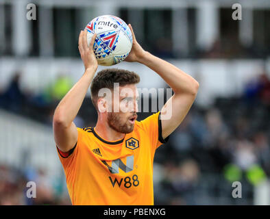 .28e Juillet 2018, Pride Park Stadium, Derby, England ; Pré saison friendly foot, Derby County contre Wolverhampton Wanderers ; Matt Doherty de loups avec une remise en jeu : Action Crédit Plus Sport Images/Alamy Live News Banque D'Images