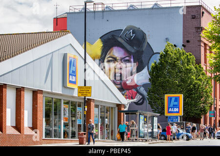 Bristol, Royaume-Uni. 28 juillet, 2018. Le Clan nomade d'art de taille géante avec Lisa Simpson sur le côté de l'usine de tabac est représenté à Bedminster. Upfest qui se déroule sur trois jours est le plus important d'Europe gratuitement, street art & graffiti festival et est maintenant dans sa dixième année. Credit : Lynchpics/Alamy Live News Banque D'Images