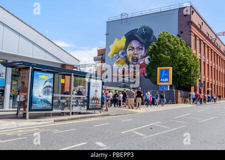 Bristol, Royaume-Uni. 28 juillet, 2018. Le Clan nomade d'art de taille géante avec Lisa Simpson sur le côté de l'usine de tabac est représenté à Bedminster. Upfest qui se déroule sur trois jours est le plus important d'Europe gratuitement, street art & graffiti festival et est maintenant dans sa dixième année. Credit : Lynchpics/Alamy Live News Banque D'Images