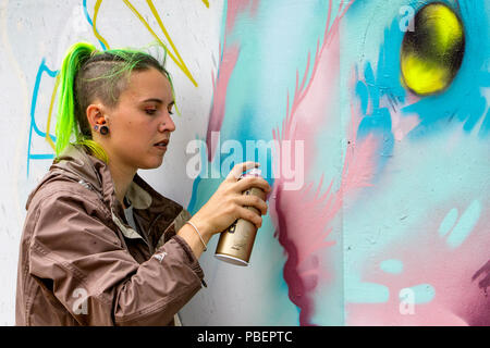 Bristol, Royaume-Uni. 28 juillet, 2018. L'artiste est représenté à la rue South Park Bedminster comme elle commence à créer ses œuvres pour le festival. Upfest est le plus important d'Europe gratuitement, street art & graffiti festival et est maintenant dans sa dixième année. Credit : Lynchpics/Alamy Live News Banque D'Images