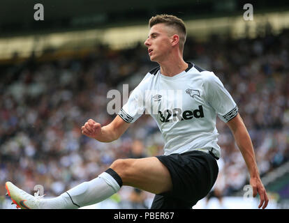 Derby, Royaume-uni.28 juillet 2018, Stade Pride Park, Derby, England ; Pré saison friendly foot, Derby County contre Wolverhampton Wanderers ; Mason Mont de Derby County efface la ball Crédit : vers plus d'Action Sports Images/Alamy Live News Banque D'Images