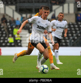 Derby, Royaume-uni.28 juillet 2018, Stade Pride Park, Derby, England ; Pré saison friendly foot, Derby County contre Wolverhampton Wanderers ; Mason Mont de Derby County se déplace vers l'avant avec la balle Plus Sport Action Crédit : Images/Alamy Live News Banque D'Images