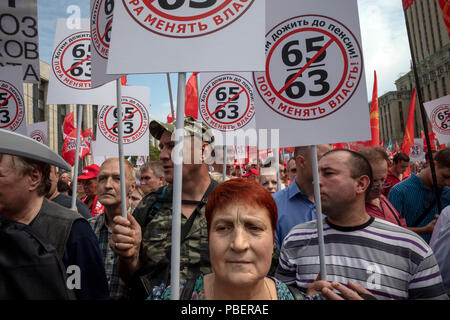 Moscou, Russie. 28, juillet, 2018. Les mouvements de gauche russe rassemblement contre la réforme proposée par le gouvernement à l'âge de la pension à Moscou. Le projet de loi appelle à l'âge de la pension sera progressivement porté à 63 pour les femmes et 65 ans pour les hommes, comparativement à des normes de l'époque soviétique de 55 pour les femmes et 60 ans pour les hommes Crédit : Nikolay Vinokourov/Alamy Live News Banque D'Images