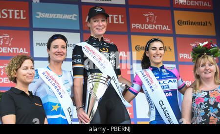 Londres, Royaume-Uni. 28 juillet 2018.(L à R) Marianne Vos (2ème), Kirsten Wild (gagnant) et Elisa Balsamo (3e) célébrer sur le podium après la Prudential RideLondon équitation classique 12 tours autour d'un circuit de 5.4km du centre de Londres. Classé comme l'un des meilleurs événements UCI WorldTour de femmes, prix en argent pour la course est la plus importante jamais pour une course d'une journée des femmes et dispose de 9 des 10 équipes de la Women's World Tour. (Editorial) Crédit : Stephen Chung / Alamy Live News Banque D'Images