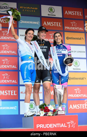 Londres, Royaume-Uni. 28 juillet 2018.(L à R) Marianne Vos (2ème), Kirsten Wild (gagnant) et Elisa Balsamo (3e) célébrer sur le podium après la Prudential RideLondon équitation classique 12 tours autour d'un circuit de 5.4km du centre de Londres. Classé comme l'un des meilleurs événements UCI WorldTour de femmes, prix en argent pour la course est la plus importante jamais pour une course d'une journée des femmes et dispose de 9 des 10 équipes de la Women's World Tour. (Editorial) Crédit : Stephen Chung / Alamy Live News Banque D'Images