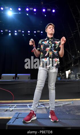 Max et Harvey Mills effectuer au Camp Bestival. Finnbarr Crédit : Webster/Alamy Live News Banque D'Images