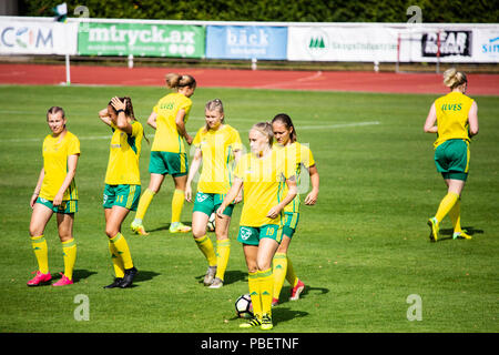 Wiklof maintenant Arena, Mariehamn, Åland, la Finlande, le 28 juillet 2018. L'archipel d'Åland l'équipe féminine principale des Îles Åland (en bleu) est revenu au sommet de la plus haute ligue des femmes en finlandais de football avec une victoire de 3-0 sur Ilves (en jaune). Sur la photo : Ilves avant de kickoff. Photo : Rob Watkins/Alamy News Banque D'Images