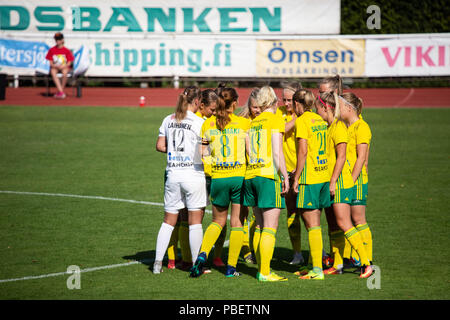 Wiklof maintenant Arena, Mariehamn, Åland, la Finlande, le 28 juillet 2018. L'archipel d'Åland l'équipe féminine principale des Îles Åland (en bleu) est revenu au sommet de la plus haute ligue des femmes en finlandais de football avec une victoire de 3-0 sur Ilves (en jaune). Sur la photo : Ilves avant de kickoff. Photo : Rob Watkins/Alamy News Banque D'Images