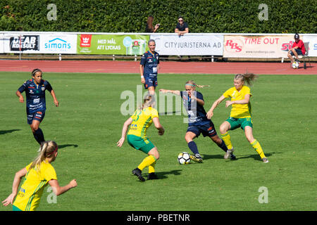 Wiklof maintenant Arena, Mariehamn, Åland, la Finlande, le 28 juillet 2018. L'archipel d'Åland l'équipe féminine principale des Îles Åland (en bleu) est revenu au sommet de la plus haute ligue des femmes en finlandais de football avec une victoire de 3-0 sur Ilves (en jaune). Photo : action de la partie. Photo : Rob Watkins/Alamy News Banque D'Images