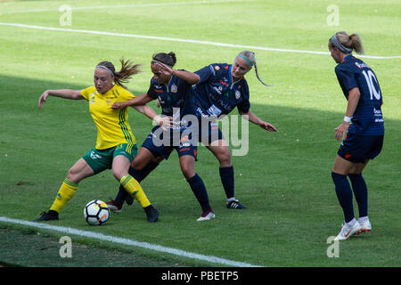 Wiklof maintenant Arena, Mariehamn, Åland, la Finlande, le 28 juillet 2018. L'archipel d'Åland l'équipe féminine principale des Îles Åland (en bleu) est revenu au sommet de la plus haute ligue des femmes en finlandais de football avec une victoire de 3-0 sur Ilves (en jaune). Photo : action de la partie. Photo : Rob Watkins/Alamy News Banque D'Images