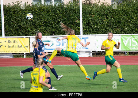 Wiklof maintenant Arena, Mariehamn, Åland, la Finlande, le 28 juillet 2018. L'archipel d'Åland l'équipe féminine principale des Îles Åland (en bleu) est revenu au sommet de la plus haute ligue des femmes en finlandais de football avec une victoire de 3-0 sur Ilves (en jaune). Photo : action de la partie. Photo : Rob Watkins/Alamy News Banque D'Images