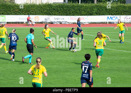 Wiklof maintenant Arena, Mariehamn, Åland, la Finlande, le 28 juillet 2018. L'archipel d'Åland l'équipe féminine principale des Îles Åland (en bleu) est revenu au sommet de la plus haute ligue des femmes en finlandais de football avec une victoire de 3-0 sur Ilves (en jaune). Photo : action de la partie. Photo : Rob Watkins/Alamy News Banque D'Images