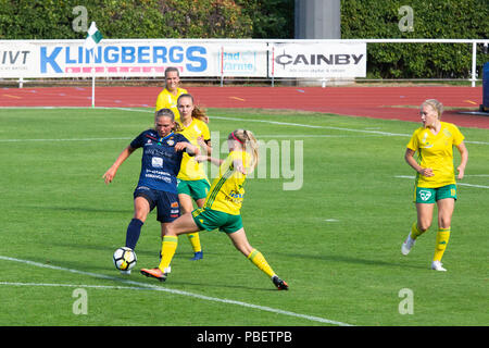 Wiklof maintenant Arena, Mariehamn, Åland, la Finlande, le 28 juillet 2018. L'archipel d'Åland l'équipe féminine principale des Îles Åland (en bleu) est revenu au sommet de la plus haute ligue des femmes en finlandais de football avec une victoire de 3-0 sur Ilves (en jaune). Photo : action de la partie. Photo : Rob Watkins/Alamy News Banque D'Images