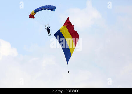 Bucarest, Roumanie. 28 juillet, 2018. Un roumain de parachuter Air Club effectue à Bucarest International Air Show à Bucarest, Roumanie, le 28 juillet 2018. Spectacle aérien international de Bucarest et l'Aviation générale exposition a lieu ici le samedi. Crédit : Gabriel Petrescu/Xinhua/Alamy Live News Banque D'Images