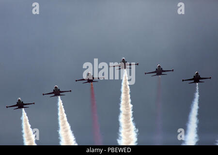 Bucarest, Roumanie. 28 juillet, 2018. Des avions de l'air turque effectuer à Bucarest International Air Show à Bucarest, Roumanie, le 28 juillet 2018. Spectacle aérien international de Bucarest et l'Aviation générale exposition a lieu ici le samedi. Crédit : Gabriel Petrescu/Xinhua/Alamy Live News Banque D'Images