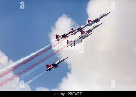 Bucarest, Roumanie. 28 juillet, 2018. Des avions de l'air turque effectuer à Bucarest International Air Show à Bucarest, Roumanie, le 28 juillet 2018. Spectacle aérien international de Bucarest et l'Aviation générale exposition a lieu ici le samedi. Crédit : Gabriel Petrescu/Xinhua/Alamy Live News Banque D'Images