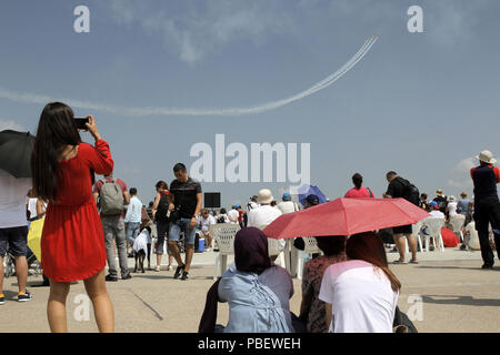 Bucarest, Roumanie. 28 juillet, 2018. Les gens regardent le Spectacle aérien international de Bucarest à Bucarest, Roumanie, le 28 juillet 2018. Spectacle aérien international de Bucarest et l'Aviation générale exposition a lieu ici le samedi. Crédit : Gabriel Petrescu/Xinhua/Alamy Live News Banque D'Images