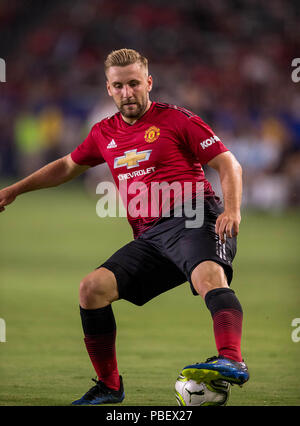 Carson, CA. Le 25 juillet, 2018. Manchester United defender Luke Shaw (23) dribble la balle lors d'un match entre l'AC Milan vs Manchester United le mercredi, 25 juillet 2018 à l'StubHub Center, dans la région de Carson, CA. Manchester United a battu l'AC Milan 1-1 (9-8) les pénalités. (Crédit obligatoire : Juan Lainez/MarinMedia.org/Cal Sport Media) (photographe complet, et de crédit crédit obligatoire) : csm/Alamy Live News Banque D'Images