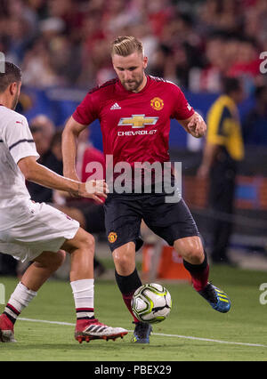 Carson, CA. Le 25 juillet, 2018. Manchester United defender Luke Shaw (23) dribble la balle lors d'un match entre l'AC Milan vs Manchester United le mercredi, 25 juillet 2018 à l'StubHub Center, dans la région de Carson, CA. Manchester United a battu l'AC Milan 1-1 (9-8) les pénalités. (Crédit obligatoire : Juan Lainez/MarinMedia.org/Cal Sport Media) (photographe complet, et de crédit crédit obligatoire) : csm/Alamy Live News Banque D'Images