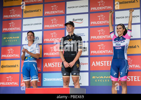 Londres, Royaume-Uni. 28 juillet, 2018. Elisa Balsamo (r) de l'équipe PBM Valcar célèbre terminant troisième dans le Prudential RideLondon classique, la plus riche d'une journée de la femme dans la course à vélo, avec Marianne Vos (l) d'WaowDeals qui a terminé deuxième et vainqueur de Kirsten Wild (c) d'agiter des5. La course est partie de l'UCI Women's World Tour et propose aux spectateurs l'occasion de voir les meilleurs du monde du cyclisme féminin equipes s'affrontent plus de 12 tours d'un circuit fermé 5.4km avec départ et arrivée sur le Mall. Credit : Mark Kerrison/Alamy Live News Banque D'Images