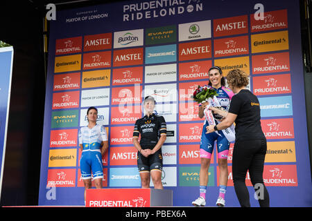 Londres, Royaume-Uni. 28 juillet, 2018. Elisa Balsamo (r) de l'équipe PBM Valcar célèbre terminant troisième dans le Prudential RideLondon classique, la plus riche d'une journée de la femme dans la course à vélo, avec Marianne Vos (l) d'WaowDeals qui a terminé deuxième et vainqueur de Kirsten Wild (c) d'agiter des5. La course est partie de l'UCI Women's World Tour et propose aux spectateurs l'occasion de voir les meilleurs du monde du cyclisme féminin equipes s'affrontent plus de 12 tours d'un circuit fermé 5.4km avec départ et arrivée sur le Mall. Credit : Mark Kerrison/Alamy Live News Banque D'Images