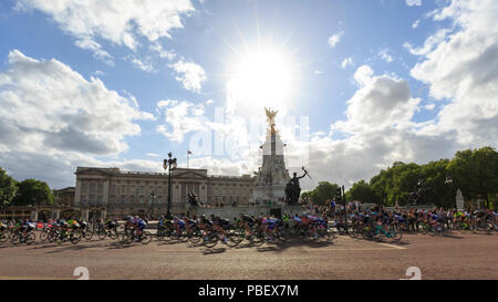 Londres, Royaume-Uni, 28 juillet 2018. Prudential RideLondon Classique. Le peloton passe le palais de Buckingham au cours de la Classique RideLondon - une course de 65 km autour d'un circuit de 5.4km sur le Mall de finition. La course a été remportée par Kirsten Wild (Wiggle-High5, NED). Banque D'Images