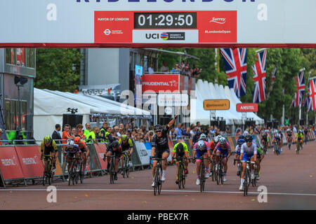 Londres, Royaume-Uni, 28 juillet 2018. Prudential RideLondon Classique. Kirsten Wild (Wiggle-High5, NED, centre) remporte le sprint à l'RideLondon Classique - un 65km de course autour d'un circuit de 5.4km sur le Mall de finition. Marianne Vos battements sauvages (Waowdeals, NED, droite) et Elisa Balsamo (Valcar PBM, ITA, centre-droit). Banque D'Images